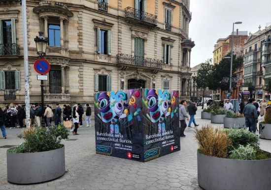 1일(현지시간) 스페인 바르셀로나 시내에 설치된 MWC 홍보 큐브 구조물. 사진=박유진 기자