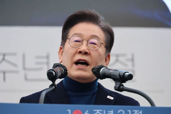더불어민주당 이재명 대표가 1일 서울 종로구 안국동 사거리에서 열린 '야 5당 공동 내란종식·민주헌정수호를 위한 윤석열 파면 촉구 범국민대회'에서 발언하고 있다. 연합뉴스