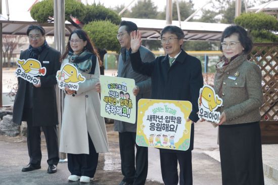 천창수 교육감이 우정초를 방문해 새 학기 응원을 하고 있다. 울산교육청 제공