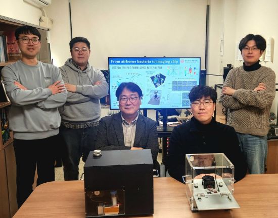 (왼쪽부터) 세종대 신재학·김인호 연구원·정재희 교수, 전남대 허기준 교수, 연세대 고현식 연구원(前세종대). 세종대 정재희 교수 제공