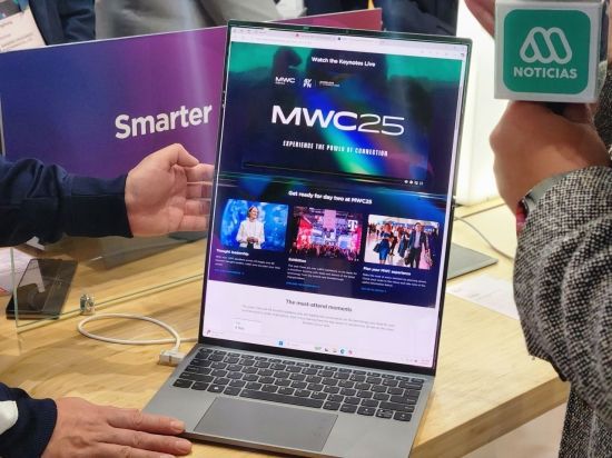 4일(현지시간) MWC2025 전시관에 선보여진 '레노버'의 롤러블 노트북. 키패드 오른쪽 위 버튼을 누르면 화면이 말려 올라가거나 내려간다. 레노버는 이 노트북을 연내 시장에 출시할 계획이다. 사진=박유진 기자