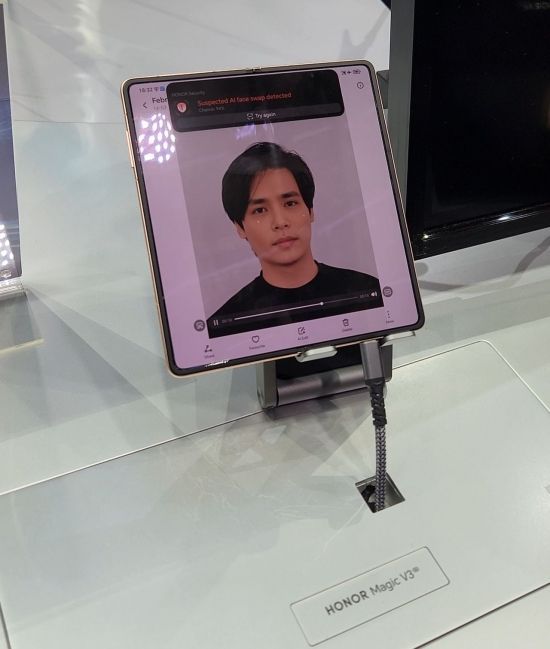 4일(현지시간) MWC2025 '아너' 부스에서 최신 휴대폰으로 딥페이크 영상 감지 기능이 시연되고 있다. 사진=박유진 기자