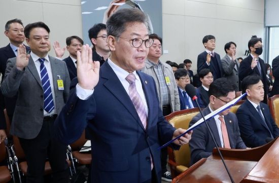 김용빈 중앙선거관리위원회 사무총장이 5일 국회에서 열린 과학기술정보방송통신위원회 전체회의에 출석해 현안 질의에 앞서 증인 선서를 하고 있다. 2025.3.5. 김현민 기자