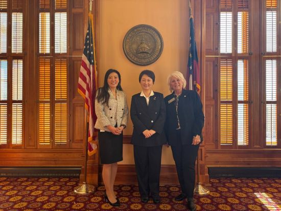 이 의원은 트럼프 2기가 한국에는 오히려 기회라고 말했다. 미국 측 인사들과 기념촬영한 모습. 사진=이언주 의원 제공