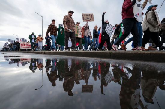 앞서 트럼프 대통령은 지난 1월 20일 취임 직후 대대적인 불법 이민자 추방 정책을 펼쳐왔다. 이 가운데, 미연방당국은 쿠바 관타나모 해군 기지 구금시설을 추방을 위한 중간 기착지로 쓰고 있다. 베네수엘라 국적 불법체류자 200여명이 관타나모로 이동했다가 최근 고국으로 송환한 바 있다. AFP·연합뉴스