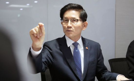 김문수 고용노동부 장관이 10일 정부세종청사에서 출입기자단과 만나 현안 관련 질의응답을 하고 있다. 사진제공=고용노동부