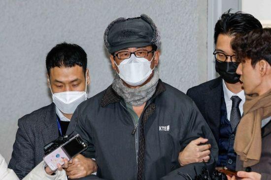 12.3 비상계엄을 사전 모의하고 포고령을 작성한 혐의를 받는 노상원 전 정보사령관이 24일 서울 은평구 서울서부경찰서에서 검찰에 송치되기 위해 호송차로 이동하고 있다. 강진형 기자