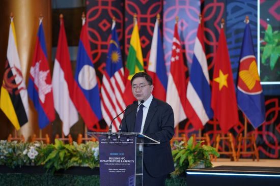 이식 KISTI 원장이 인도네시아 자카르타에서 열린  HPC 인프라 구축기념 행사에서 축사를 하고 있다. 사진=KISTI