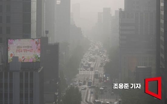 황사의 발원지를 두고는 중국과 몽골 사이에서 논란이 있다. 황사의 주요 발원지는 중국과 몽골의 사막 및 건조지역이다. 중국의 내몽골고원과 고비사막(몽골과 중국 접경 지역), 타클라마칸사막(중국 신장웨이우얼 자치구), 황투고원(중국 중북부 지역) 등으로 추정한다. 조용준 기자