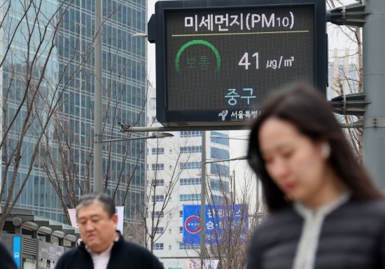 한국은 OECD 국가 중 미세먼지 농도가 가장 높은 수준이다. 통계청의 발표를 보면, 2020년 한국의 미세먼지 농도는 25.9㎍/㎥로 칠레와 튀르키예에 이어 세 번째로 높았다. 정부는 '미세먼지 특별법'을 통해 미세먼지 관리 종합계획을 수립했으며, 2029년까지 초미세먼지 농도를 OECD 중위권 수준인 13㎍/㎥로 낮추겠다는 목표를 세웠다. 윤동주 기자