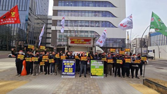 13일 아워홈 매각 관련 규탄 집회를 진행중인 전국아워홈노동조합과 화학노련 대표자들. 전국아워홈노동조합