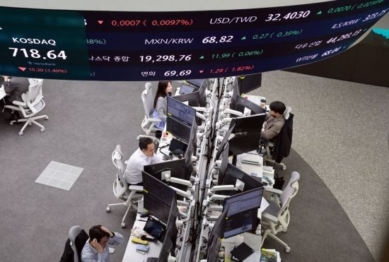 라몬트 부사장은 한국 투자자들이 주식시장 붕괴 직전에 특정 종목을 집중 매수하는 패턴이 있다고 지적했다. 그는 "2008년 리먼브라더스 붕괴 직전, 2018년 '볼마게돈(Volmageddon)' 사태, 니콜라 사기 의혹, 실리콘밸리은행(SVB) 붕괴 등 미국 금융 역사의 재앙 직전에 한국 개인 투자자들의 관련 종목 매수가 급증했다"고 강조했다. 허영한 기자