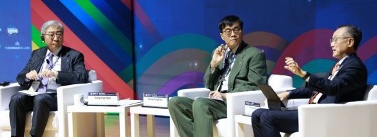 (왼쪽부터)윤동섭 연세대학교 총장, 이창용 한국은행 총재, 김용 전 세계은행 총재가 14일 서울 서대문구 연세대에서 열린 'GEEF 2025'에서 한국의 지속가능한 성장을 위한 핵심 과제에 대해 대담을 나누고 있다. 한국은행