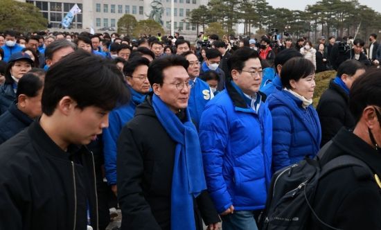 윤석열 대통령 파면 촉구 도보행진에 참가한 더불어민주당 의원들이 12일 국회에서 광화문을 향해 출발하고 있다. 2025.3.12 김현민 기자