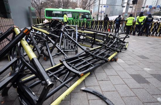 지난 1월20일 오전 서울 마포구 서부지법앞에 경찰 바리게이트가 파손 된 채 그대로 남아 있다. 조용준 기자