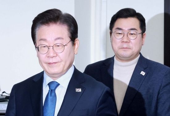이재명 더불어민주당 대표가 7일 국회에서 열린 최고위원회의에 참석하고 있다. 2025.2.7 김현민 기자