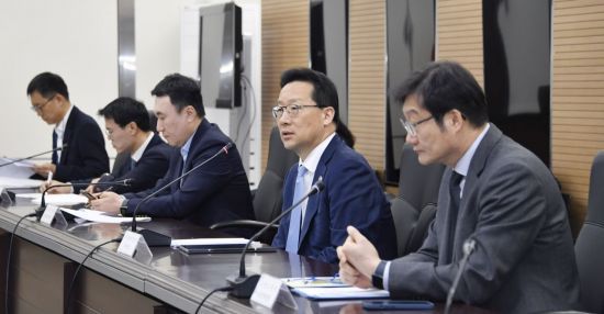 윤인대 기획재정부 차관보가 19일 오후 서울 서초구 aT센터에서 열린 '기업 고용애로 해소 핫라인 제1차 정례회의'에서 모두발언을 하고 있다.