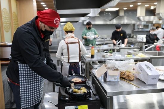 경북 구미시가 낭만야시장 품평회를 열고 있다.