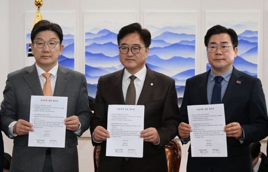 우원식 국회의장과 권성동 국민의힘 원내대표(왼쪽), 박찬대 더불어민주당 원내대표(오른쪽)가 20일 국회 의장실에서 국민연금 개혁안 합의문을 발표하고 있다. 2025.3.20 김현민 기자