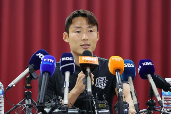 축구 국가대표 출신 손준호가 지난해 9월 수원시체육회관에서 중국축구협회 영구 제명 징계 관련 기자회견을 하고 있다. 연합뉴스