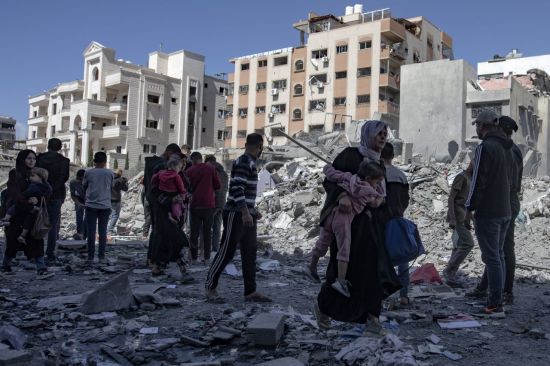 19일(현지시간) 이스라엘군의 가자지구 공습 재개로 피난을 떠나는 주민들의 모습. EPA·연합뉴스