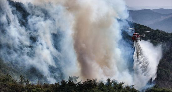 경북 의성군 대형 산불 발생 이틀째인 23일 의성군 산불 발화지점 인근 야산에서 산림청 헬기가 산불 진화를 하고 있다. 연합뉴스