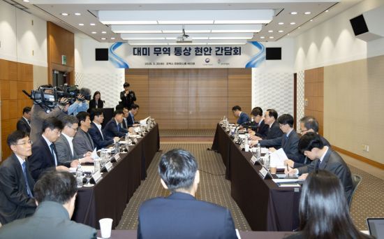 윤진식 한국무역협회 회장과 정인교 산업통상자원부 통상교섭본부장, 주요 수출 기업 및 협회·단체 임원들이 25일 서울 강남구 코엑스에서 한국무역협회와 산업부가 공동 개최한 '대미(對美) 무역통상현안 간담회'에서 미 행정부의 관세 조치 등 통상현안에 대해 논의하고 있다. 한국무역협회 제공