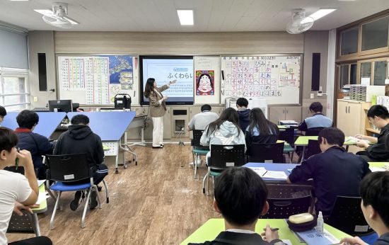 '학교현장실습학기제'로 교생실습 중인 신라대 사범대학 학생. 신라대 제공