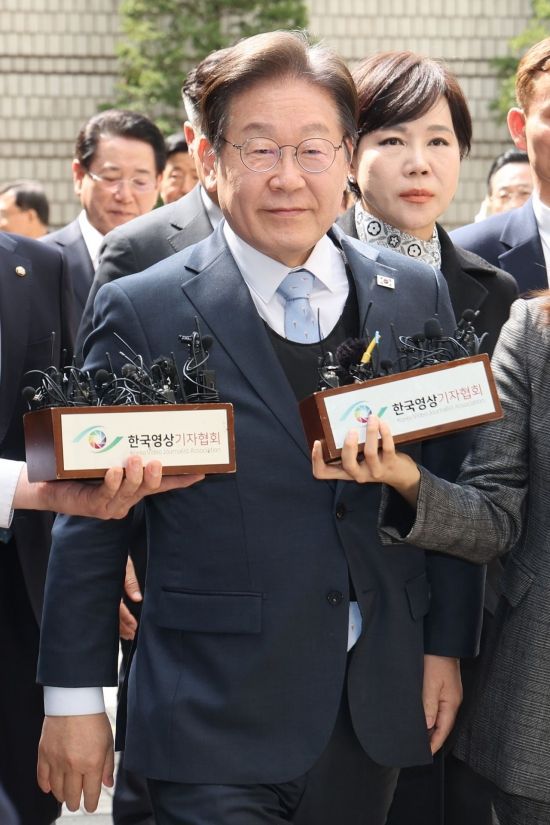 이재명 더불어민주당 대표가 26일 서울 서초구 서울고등법원에서 열린 공직선거법 위반 혐의 2심 선고 공판에 출석하고 있다. 2025.3.26 사진공동취재단
