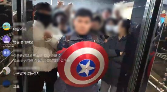 안 씨의 기행과 난동은 경찰서 안에서도 이어졌다. 지난달 20일 오후 11시 15분쯤 그는 서울남대문경찰서 1층 로비에 나타나 다음 날 오전 10시에 예정된 조사를 미리 받겠다며 행패를 부렸다. 온라인 커뮤니티