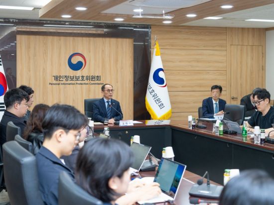 고학수 개인정보보호위원회 위원장이 27일 오후 서울 종로구 정부서울청사에서 개최된 2025년 3월 정례브리핑에서 발언하고 있다. 개인정보보호위원회 제공