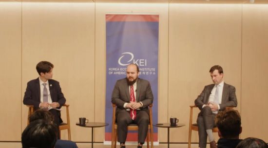 마이클 비지아노 한화그룹 북미 대관 담당 총괄 이사(가운데)가 26일(현지시간) 미국 싱크탱크 한미경제연구소(KEI)가 '미국 조선업 부활과 한국의 전략적 역할'이란 주제로 개최한 전문가 대담 행사에서 발언하고 있다. 이날 행사에는 앤디 홍 KEI 프로그램 담당(왼쪽), 콜린 그라보 케이토 연구소 무역정책연구 부소장(오른쪽)도 참석했다. 사진출처=KEI 유튜브 캡쳐