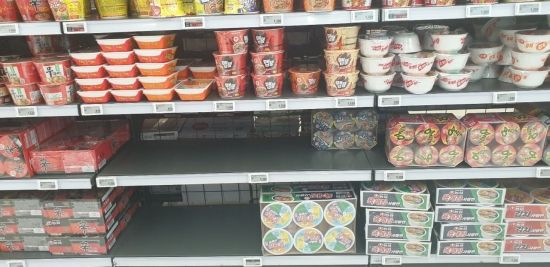 27일 서울의 한 홈플러스 매장 컵라면 매대. 일부 제조사 제품이 소진되고 이를 추가로 진열하지 않아 군데군데 빈공간이 휑하게 드러나 있다. 김흥순 기자