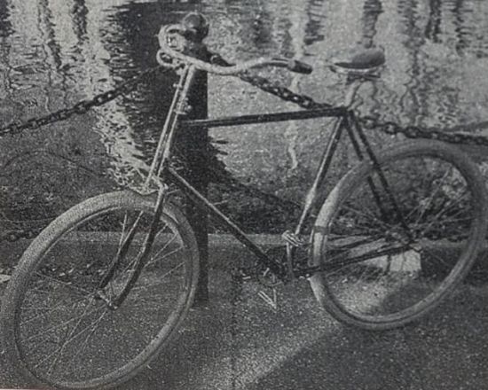 군산 선교 기념탑 뒤에 전킨 선교사가 1894년 가져온 램블러 자전거 그림이 전시됐다. 서믿음 기자