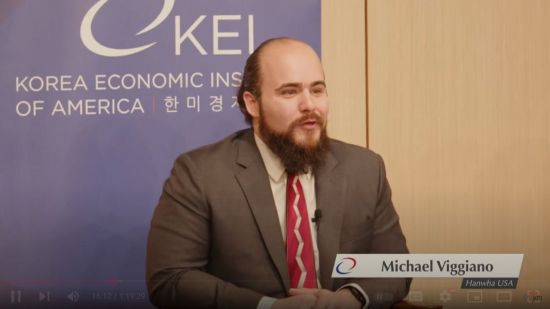 마이클 비지아노 한화그룹 북미 대관 담당 총괄 이사(가운데)가 26일(현지시간) 미국 싱크탱크 한미경제연구소(KEI)가 '미국 조선업 부활과 한국의 전략적 역할'이란 주제로 개최한 전문가 대담 행사에서 발언하고 있다. 사진출처=KEI 유튜브 캡쳐