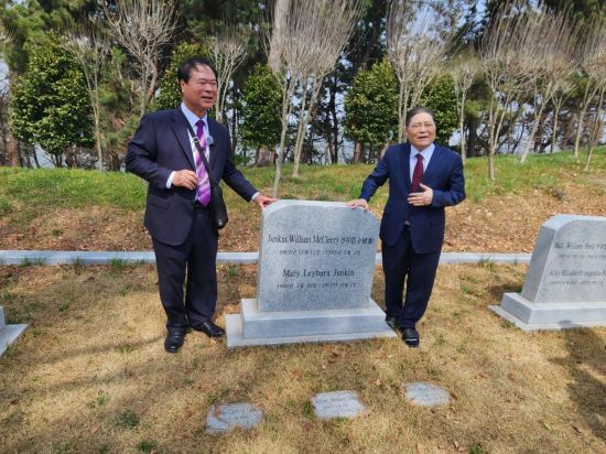 서종표 군산중동교회 담임목사(사진 왼쪽)가 소강석 새에덴교회 담임목사와 전킨 선교사 부부와 세 아들의 가묘 앞에서 설명하고 있다. 서믿음 기자