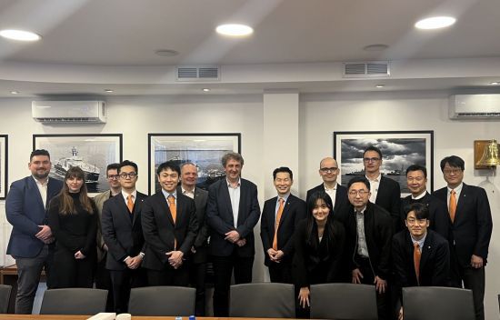 한화오션 관계자들이 레몬토바(Remontowa)  조선소를 방문, 회사 대표 다리우스(Dariusz Jaguszewski, 앞줄 왼쪽에서 4번째) 사장을 비롯한 관계자들과 선종 다각화와 친환경 기술 관련 협력 방안 등에 대해 협의했다. 한화오션 제공