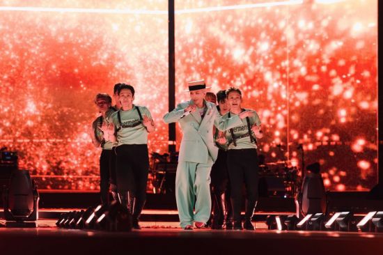 가수 지드래곤이 29일 경기 고양종합운동장에서 월드투어 '위버맨쉬' 무대를 펼쳐 보이고 있다. 갤럭시코퍼레이션 제공