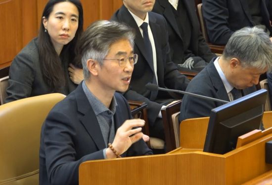 김봉식 전 서울경찰청장이 13일 서울 종로구 헌법재판소에서 열린 윤석열 대통령 탄핵 심판 8차 변론에서 답변하고 있다. 2025.2.13. 헌법재판소 제공