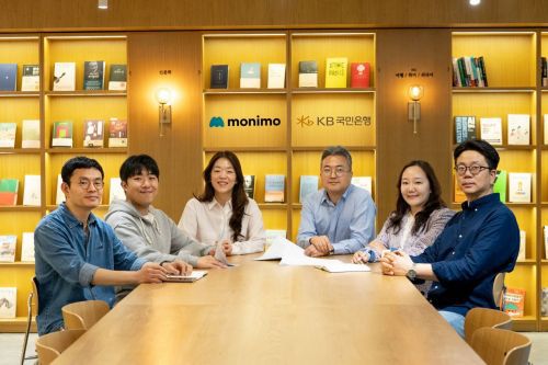 삼성금융네트웍스와 KB국민은행의 모니모KB통장 프로젝트 담당자들이 지난 28일 서울 중구 태평로 삼성카드 본사에서 회의하는 모습. 
왼쪽부터 정현수 개발 프로젝트매니저(PM), 최기훈 모니모 서비스마케팅 프로, 신승예 모니모 서비스 개발·운영 총괄팀장(이상 삼성금융네트웍스), 이동윤 임베디드 영업추진전략팀장, 이지희 임베디드 서비스기획차장, 윤요한 IT개발 PM(이상 KB국민은행). 삼성금융네트웍스 제공