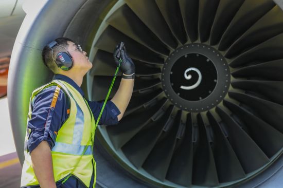 제주항공 직원이 항공기 엔진을 점검하고 있다. 제주항공 제공