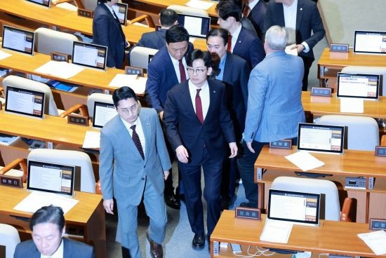 2일 국회 본회의에서 '마은혁 임명 촉구 결의안'에 대한 찬성토론을 하던 강유정 더불어민주당 의원을 향해 "공산주의자" 발언을 한 박충권 국민의힘 의원이 야당 의원들의 성토가 이어지자 신상발언을 거부한 채 본회의장을 나가고 있다. 2025.4.2 김현민 기자