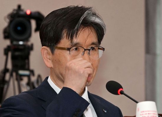 오동운 공수처장이 12일 국회에서 열린 법제사법위원회 전체회의에서 윤석열 대통령의 구속 취소 결정과 관련한 질의에 답하고 있다. 2025.3.12 김현민 기자