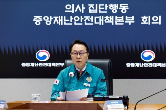 박민수 보건복지부 제2차관(중대본 제1총괄조정관)이 3일 정부서울청사에서 열린 의사 집단행동 중앙재난안전대책본부 회의에서 발언하고 있다. 보건복지부 제공