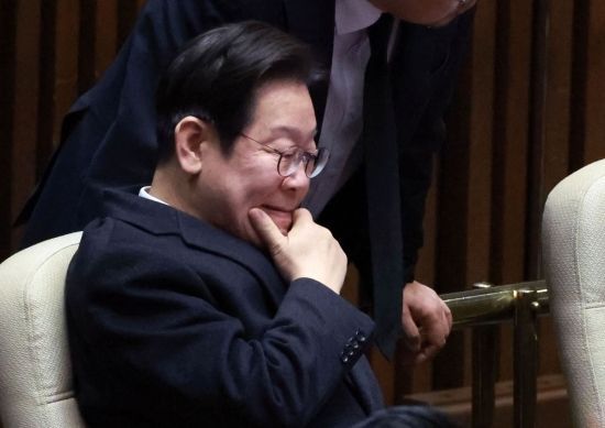 이재명 더불어민주당 대표가 3일 국회 본회의에서 열린 '경북·경남·울산지역 산불 사태 수습과 피해대책 마련 및 헌법질서 수호를 위한 긴급현안질문'에 참석하고 있다. 2025.4.3 김현민 기자