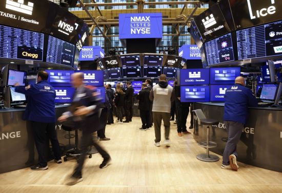 미국 도널드 트럼프 대통령이 2일(현지시간) 상호관세를 발효한 이후인 3일 뉴욕증권거래소에서 직원들이 분주하게 움직이고 있다. 이날 뉴욕증시 3대지수는 3~5% 이상 하락해 최근 5년래 최대 낙폭을 기록했다. UPI연합뉴스