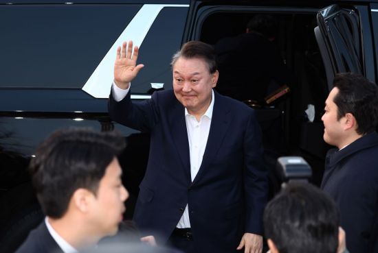 서울구치소에서 석방된 윤석열 대통령이 지난달 8일 서울 한남동 관저 앞에 도착, 차량에서 내려 지지자들을 향해 인사하고 있다. 2025.3.8 연합뉴스