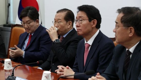 권영세 국민의힘 비상대책위원장과 권성동 원내대표가 윤석열 대통령 탄핵심판 선고일인 4일 국회에서 열린 비상대책위원회의에 참석하고 있다. 2025.4.4 김현민 기자