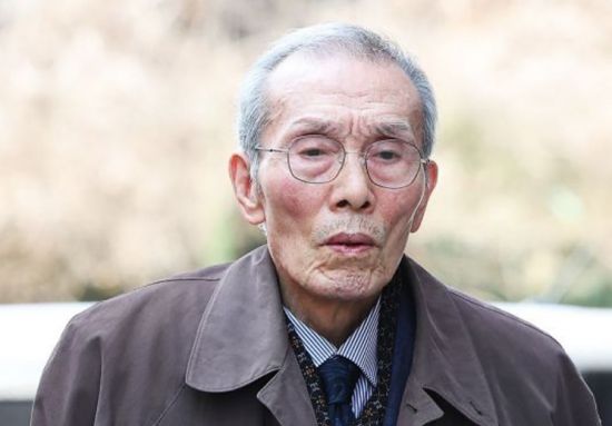 배우 오영수가 지난달 15일 강제추행 혐의에 대한 1심 선고공판을 마친 후 나오고 있다. 연합뉴스