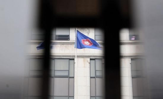 윤석열 대통령 탄핵 신판 선고가 늦어지면서 국민들의 상대 지지층 간의 대립이 극심해지고 있는 가운데 지난달 21일 서울 종로구 헌법재판소 깃발이 바람에 휘날리고 있다. 윤동주 기자